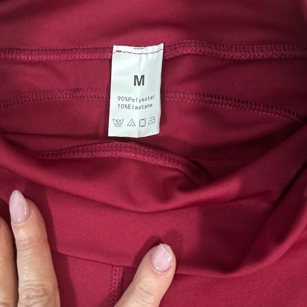 True Feat cropped leggings Deep Red Size Medium - Picture 6 of 8